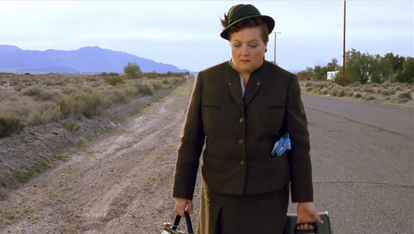 砂漠のハイウェイを歩くジャスミン