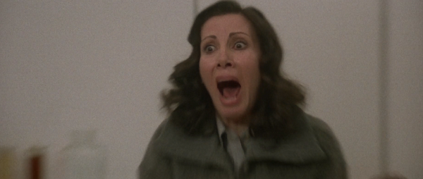 恐怖で叫ぶホテルの女性スタッフ