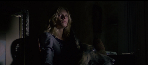 暗い部屋にいるエミリーと盲導犬