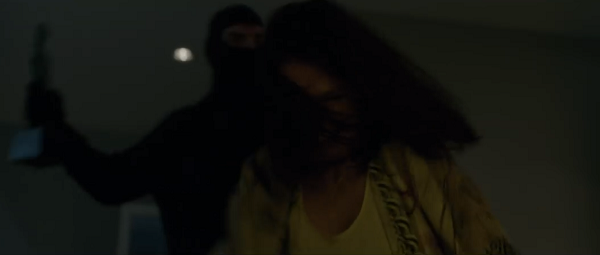 強盗に襲われるライザ