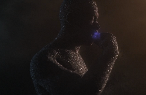 神秘のハーブ食べる