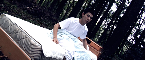 ベッドの上の風摩