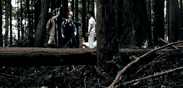 ナマハゲ男に首をはねられる警官と風摩