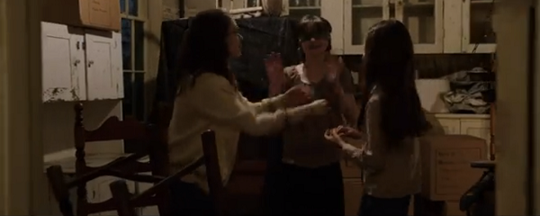 新居で遊ぶ娘たち