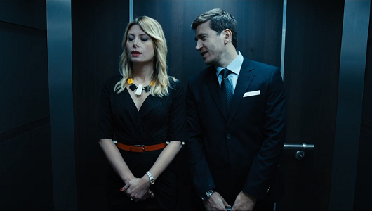 エレベーター内のクラウディオ&マルタ