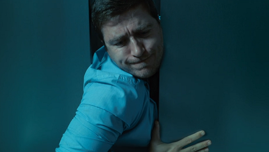 エレベーターから出ようとするクラウディオ