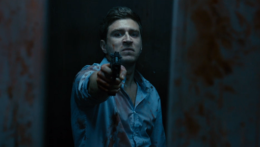 拳銃を構えるクラウディオ