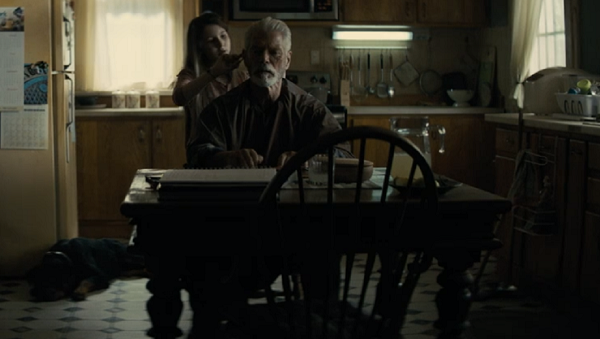 ノーマンの髪をカットするフェニックス