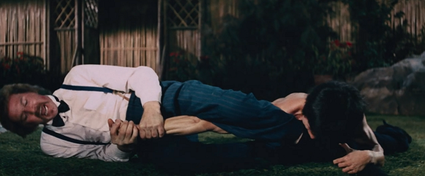 ベトロフに噛み付くチェン