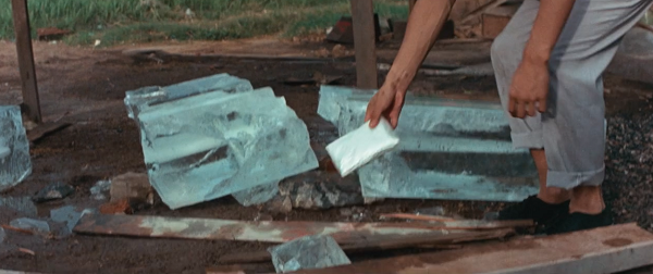 割れた氷と白い袋