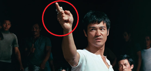 指に怪我したブルース・リー