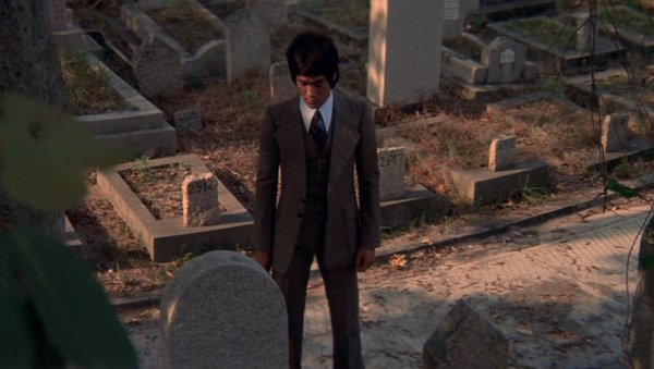 家族の墓前に立つリー