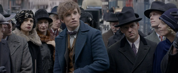 演説を聞くニュート