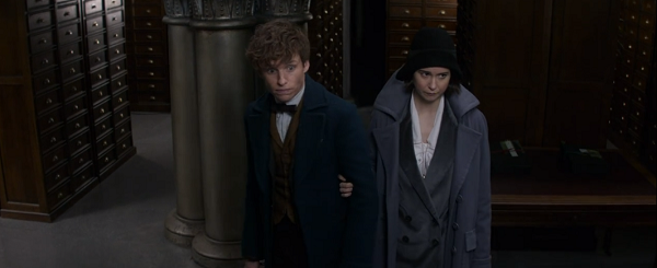 ニュートを連行するティナ