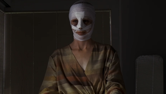 包帯を巻いた母親