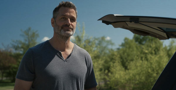 妻の元にゆく息子らを見守る父親