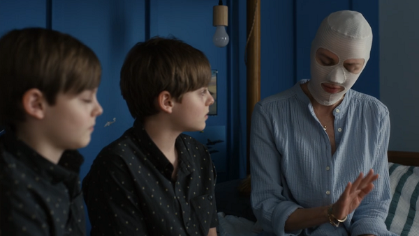 母親と話すルーカスとエリアス