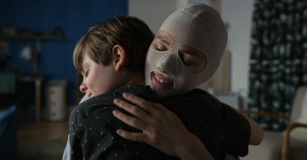 エリアスを抱きしめる母親