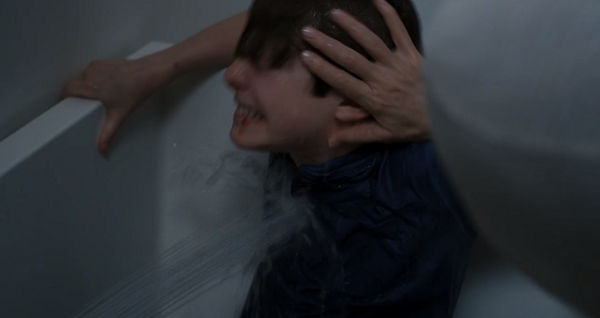 エリアスにお仕置きをする母親