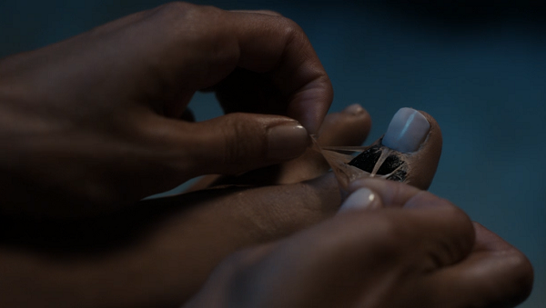 足の指の皮を?く母親