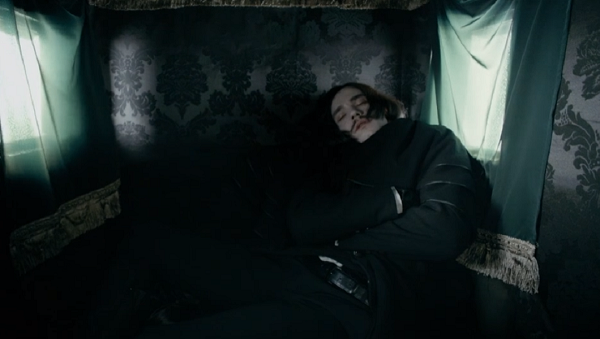 馬車の中で寝るゴーゴリ