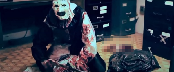 ガソリンスタンド店員をバラバラにしているアート