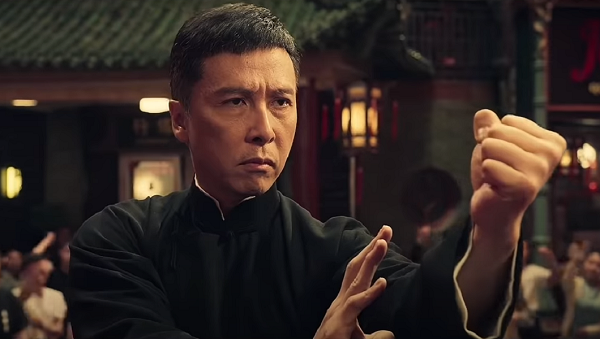 構えるイップ・マン