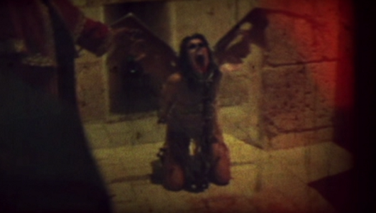 悪魔に変貌する女性