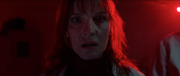 異形の者を見つめるウィーバー医師