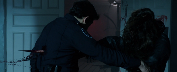 警官を殺す異形の者