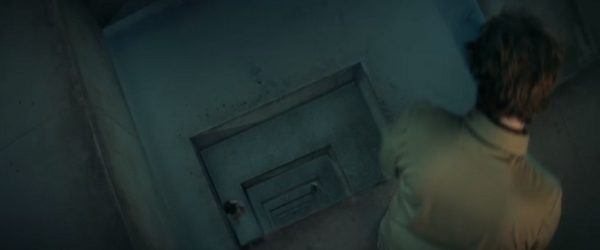 穴を覗くゴレン