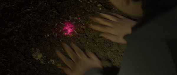 地中の宝石発見