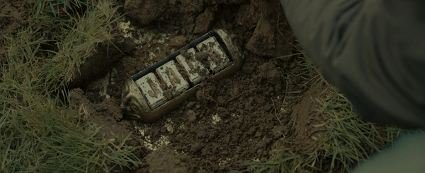 土に埋もれたビックリ箱