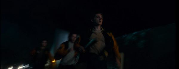 怒って追っかけてくるトミー達