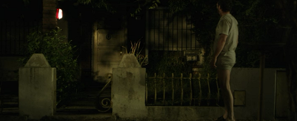 ホアン、ウォルターの家の前