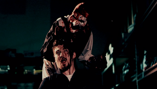 ネズミ業者襲うピエロ