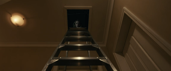 屋根裏から覗くセシリア