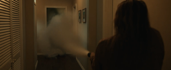 消化器を使うセシリア