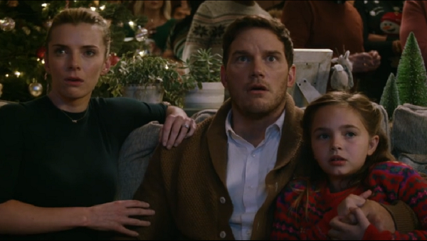 妻子とテレビを見るダン