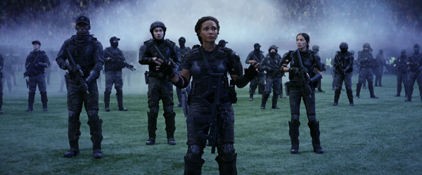 サッカー場に現れた未来の兵士達