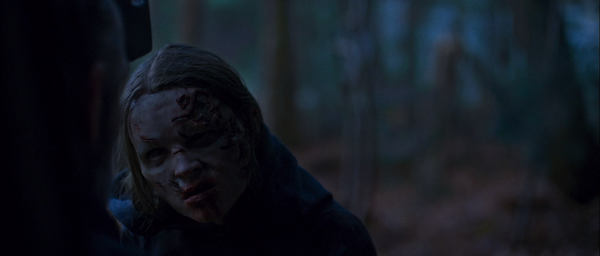 ヨセフの遺体を覗き込むミーナ