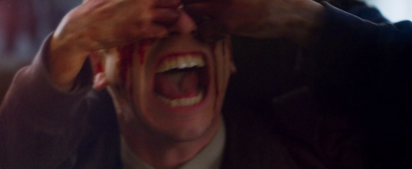 ミーナに目を潰される警官