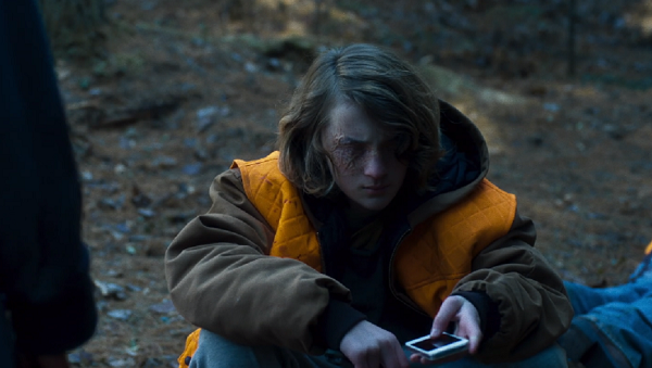 座り込むアレックス