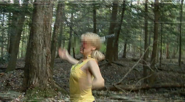 目を刺される女子大生