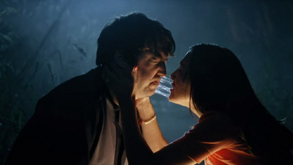 口づけするカップル