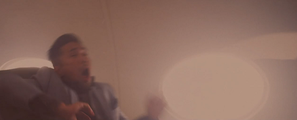 機内で事故にあった状態のアンドリュー