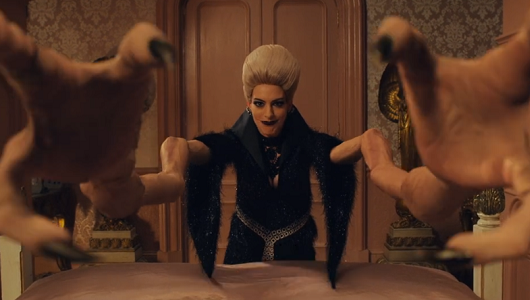 伸びる魔女の手